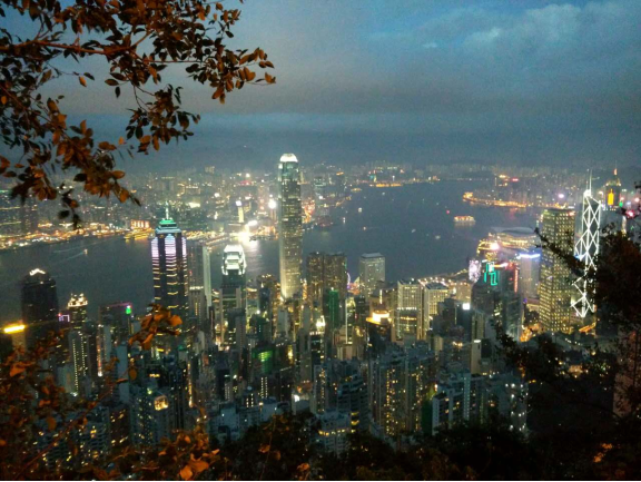 从太平山俯视维港夜景的手机随手拍