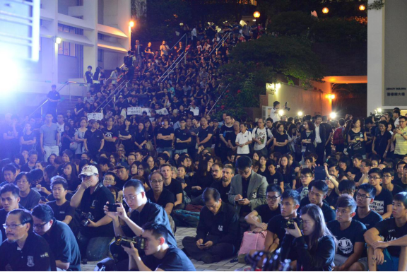 四千港大师生校内静坐拒绝政治干预大学自主,图片来自网络,出自大学报
